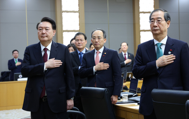 윤석열 대통령이 26일 세종시 정부세종청사에서 열린 제55회 국무회의에서 국기에 경례하고 있다. 연합뉴스